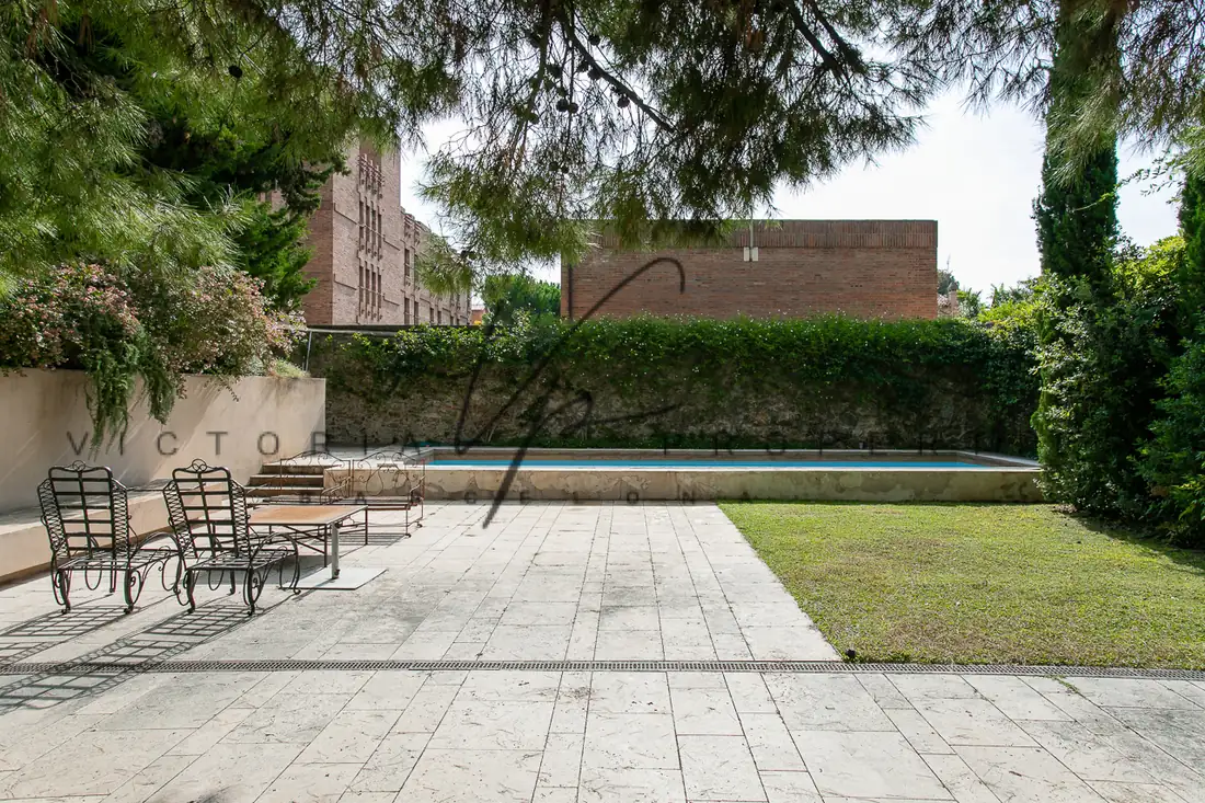 Terraza con piscina y jardín de una vivienda en Barcelona